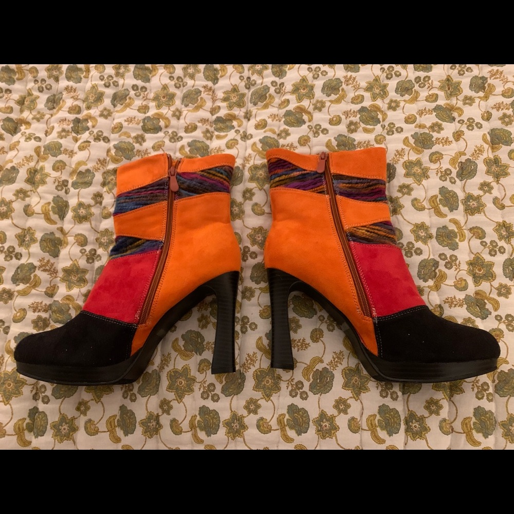 📦  Cute red and orange booties